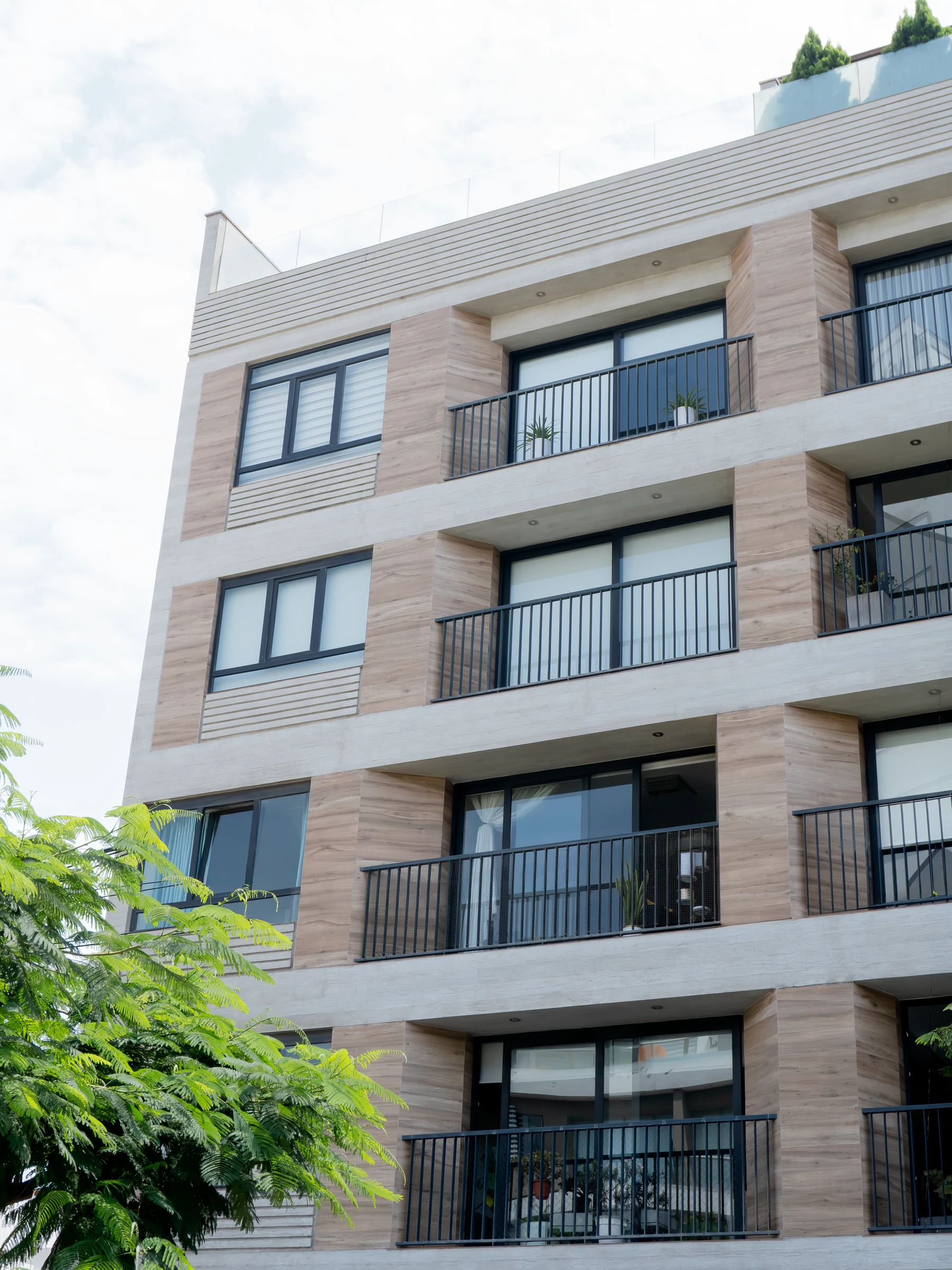 Edificio con ventanas de PVC instaladas por Hermetiventanas