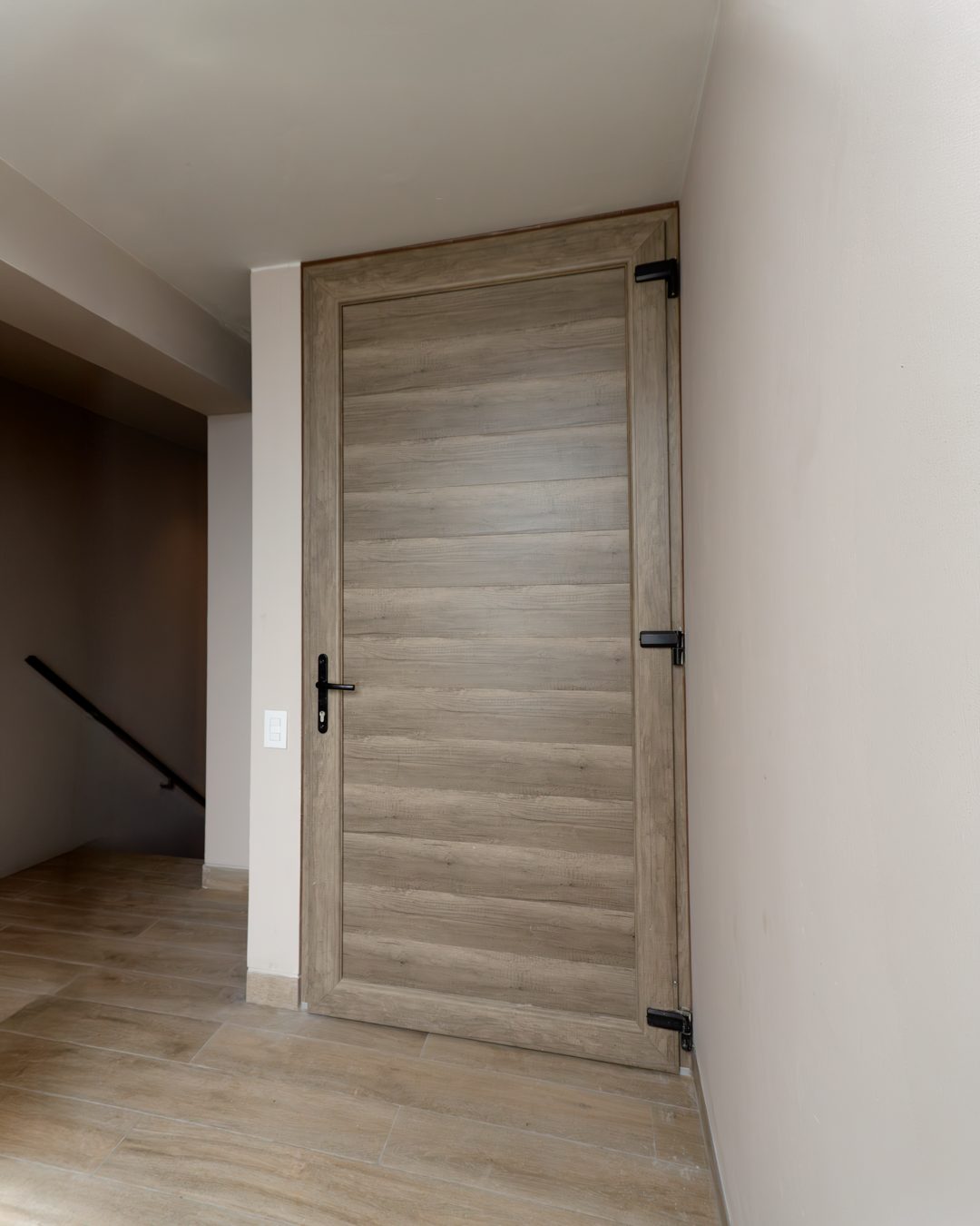 Puerta de PVC instalada