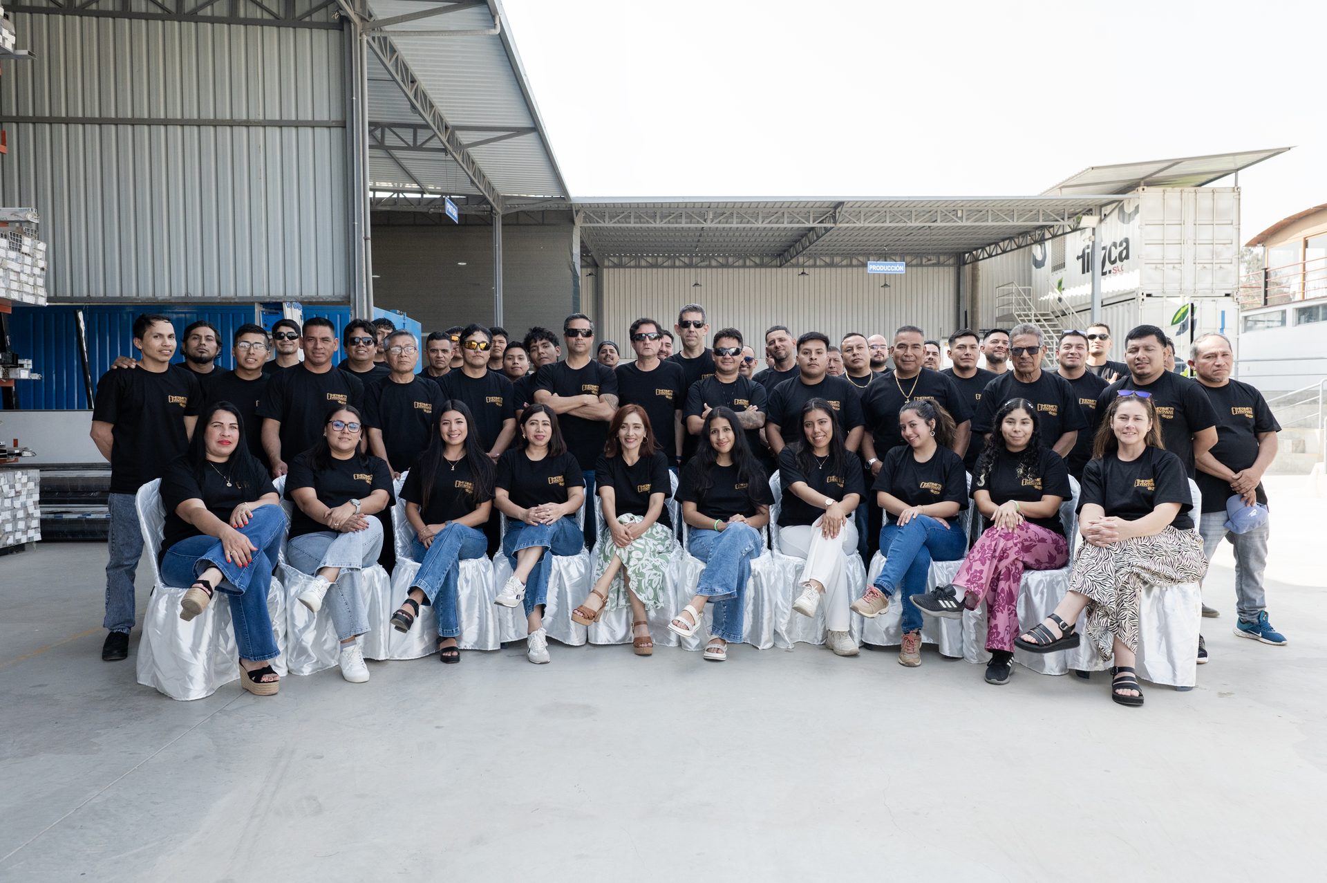 Equipo de Hermetiventanas en la planta de Lurín