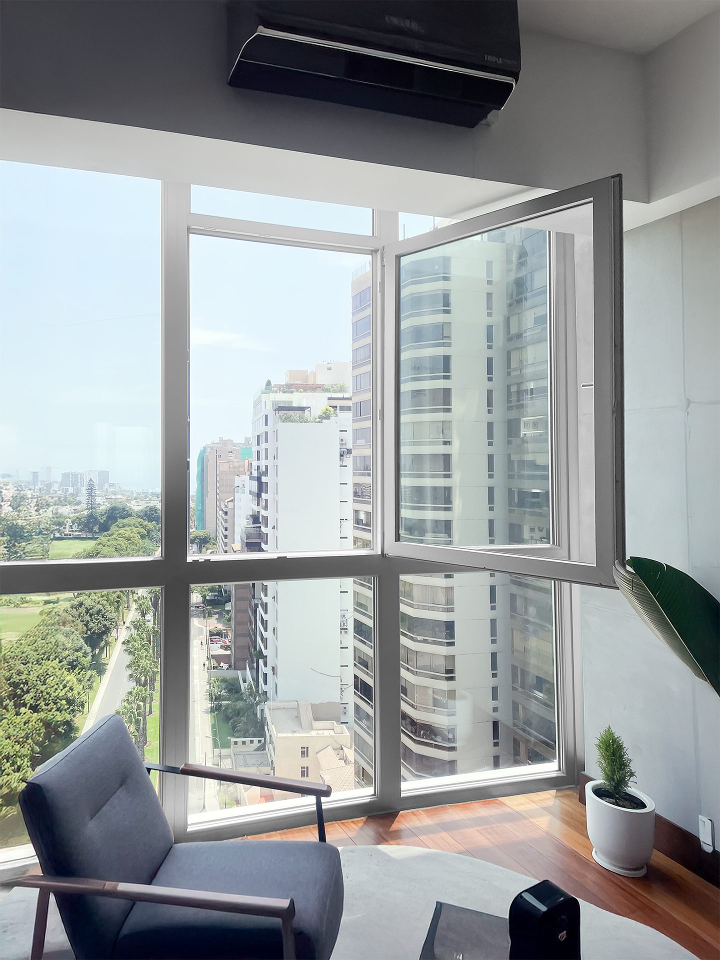 Herrajes alemanes en una ventana oscilobatiente de PVC